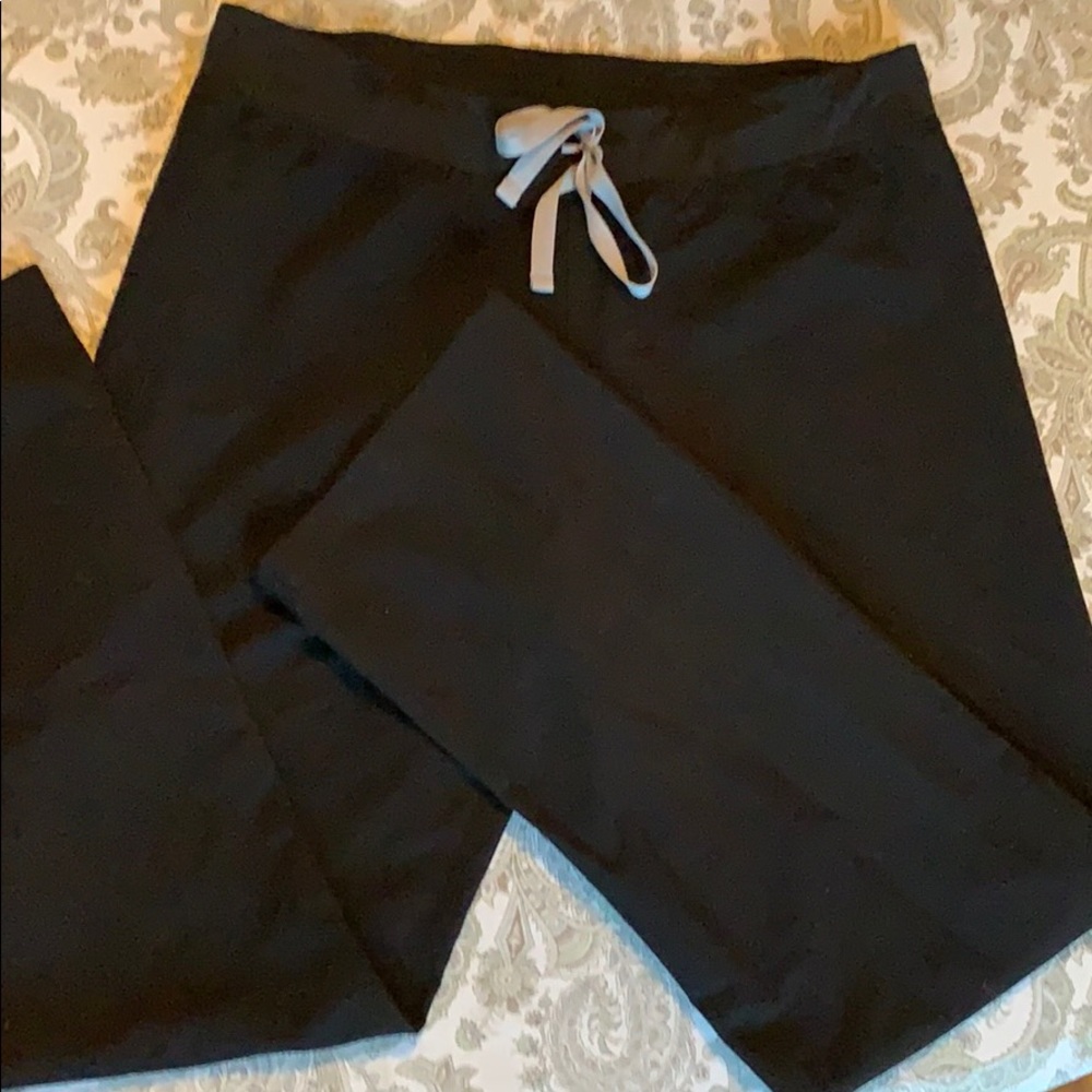 SET!!! Black figs top (M) and bottoms (L)!